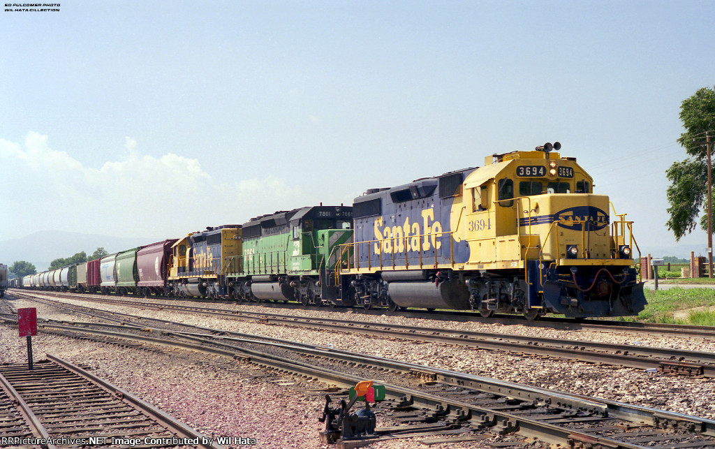 Santa Fe GP39-2 3694